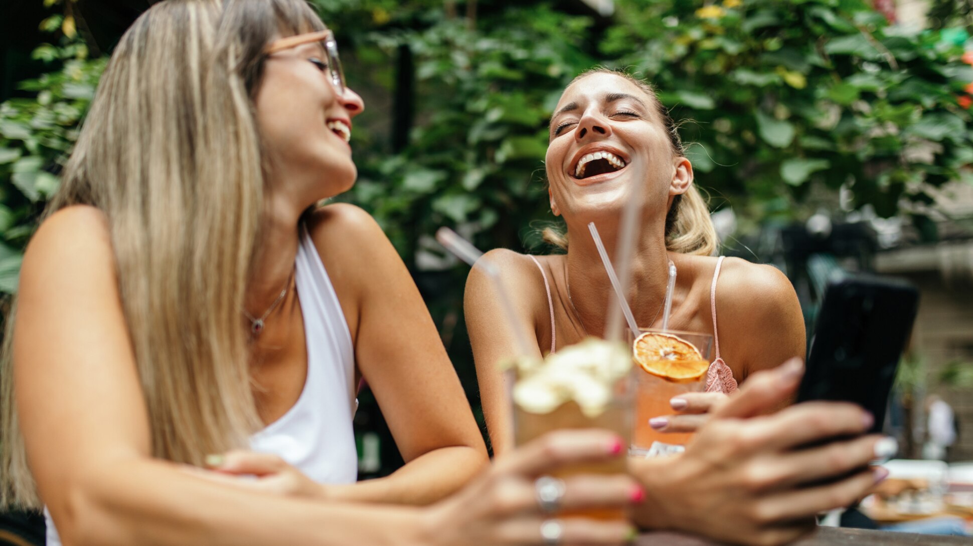 Deux amies avec des boissons