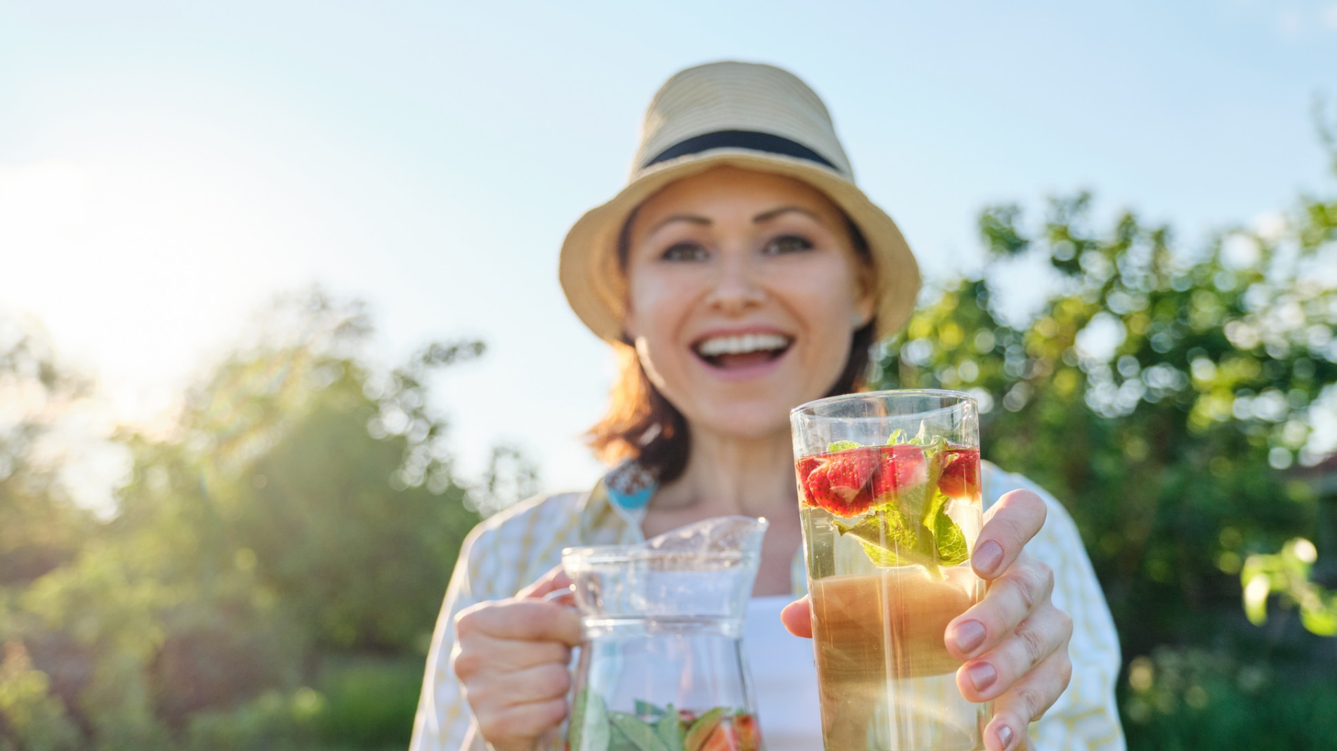 Infused Water mit Minze und Erdbeeren
