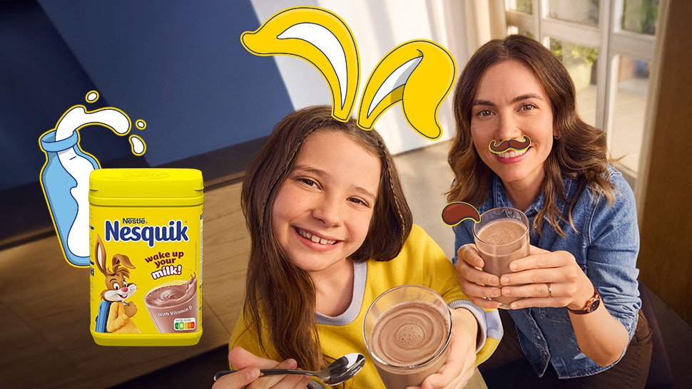 Maman et son enfant buvant un délicieux lait chocolaté Nesquik