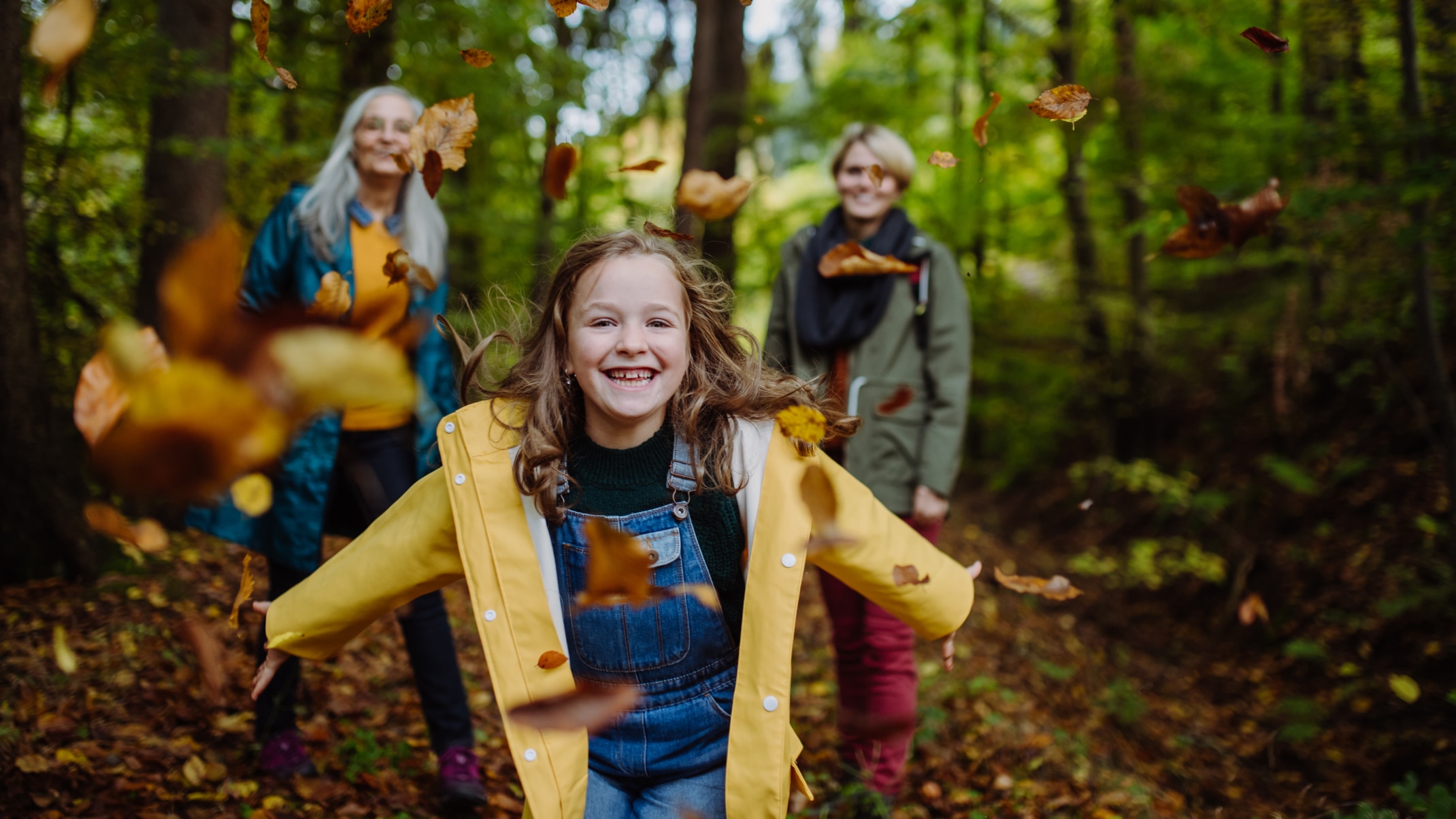 Kind spielt im Wald
