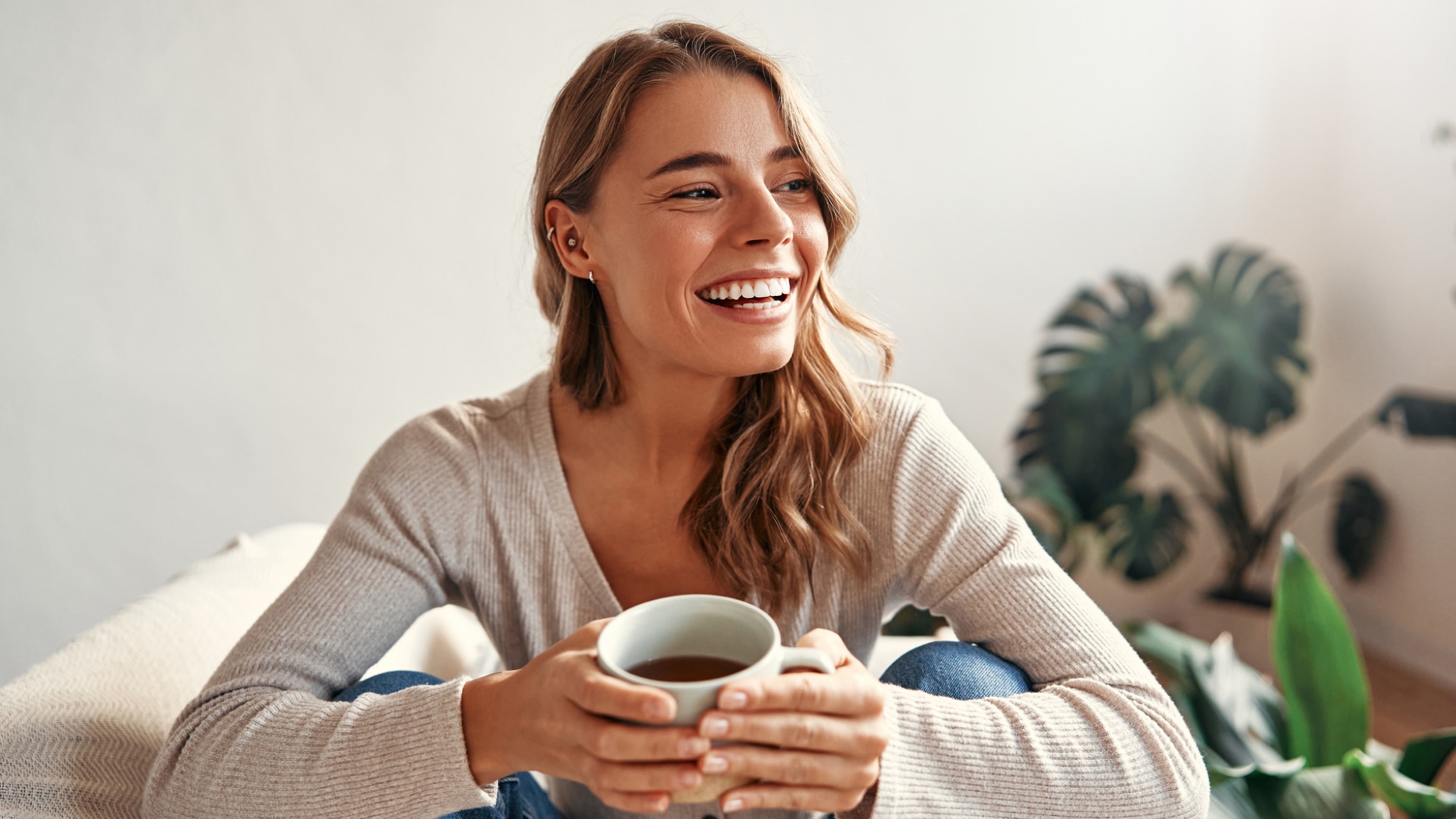 Femme_souriante_avec_une tasse_de_café