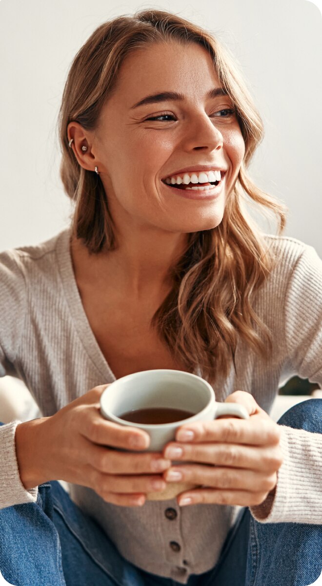 Lächelnde Frau mit Kaffee