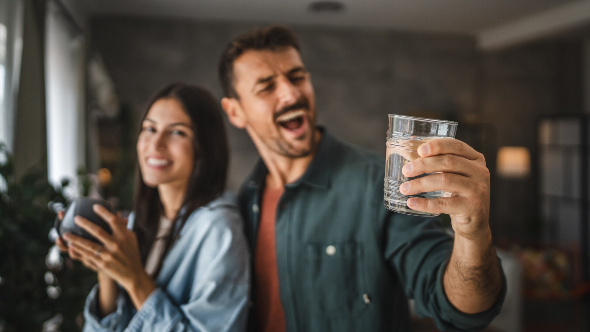 Paar mit Kaffee und Wasser