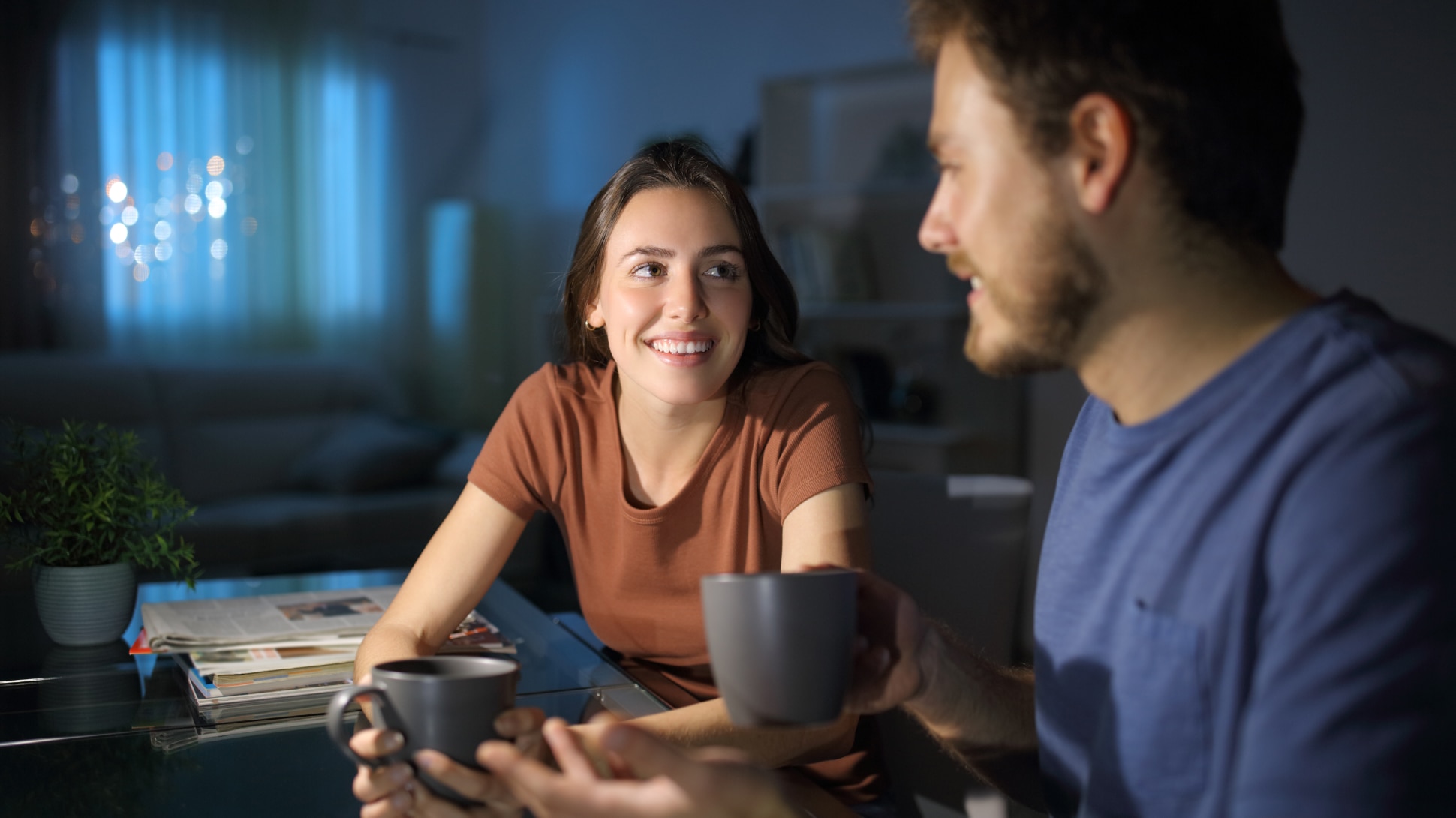 Paar trinkt Abends Kaffee