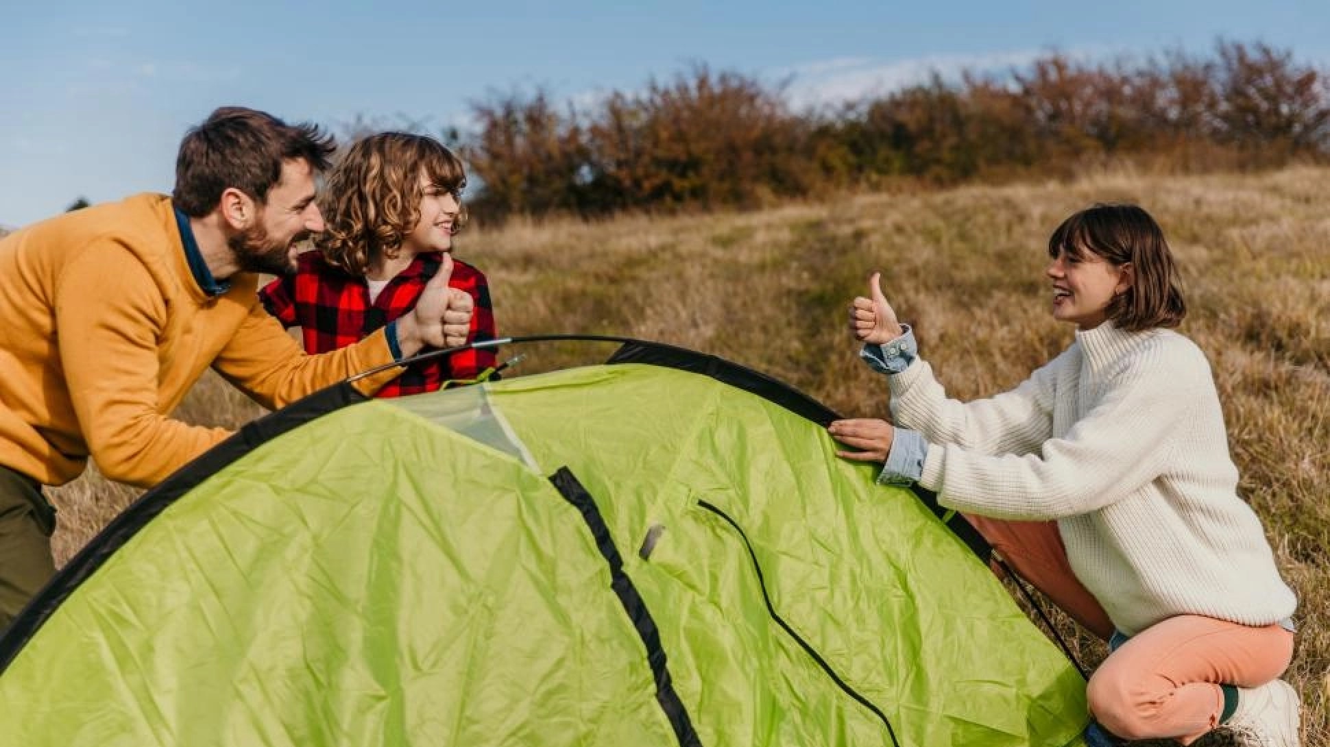 des amis font du camping ensemble