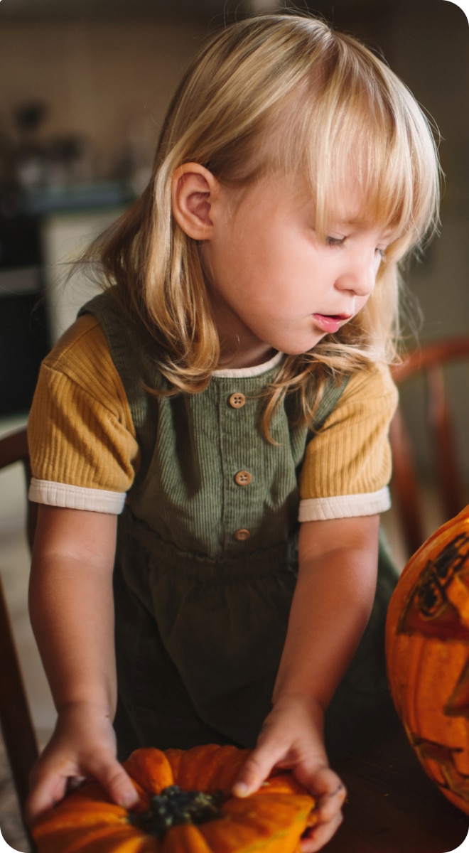 enfant avec citrouille
