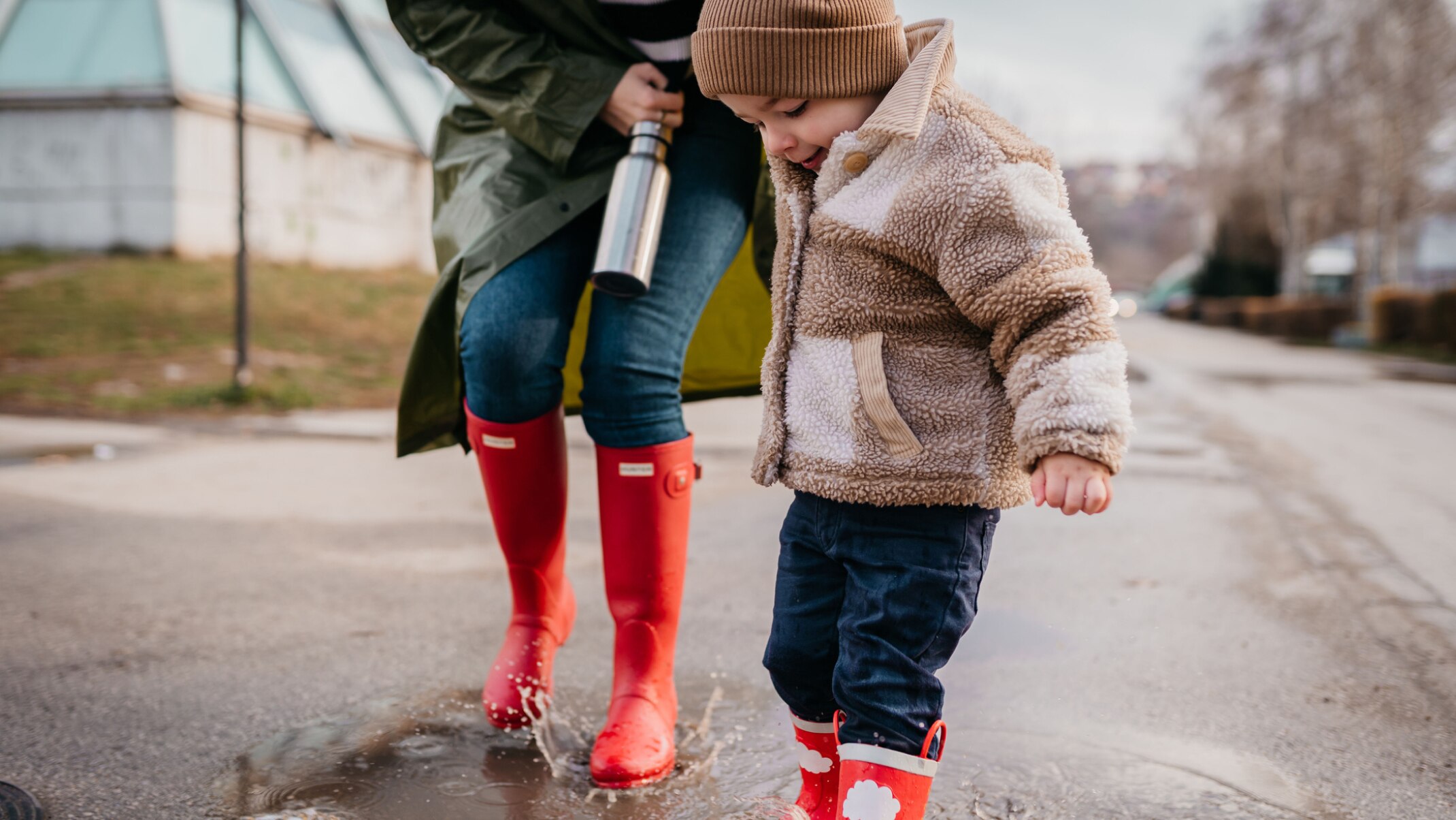 enfant joue dans une flaque d'eau