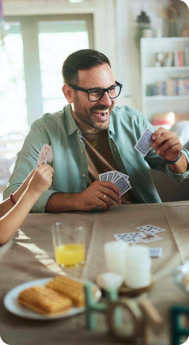 homme jouant aux cartes
