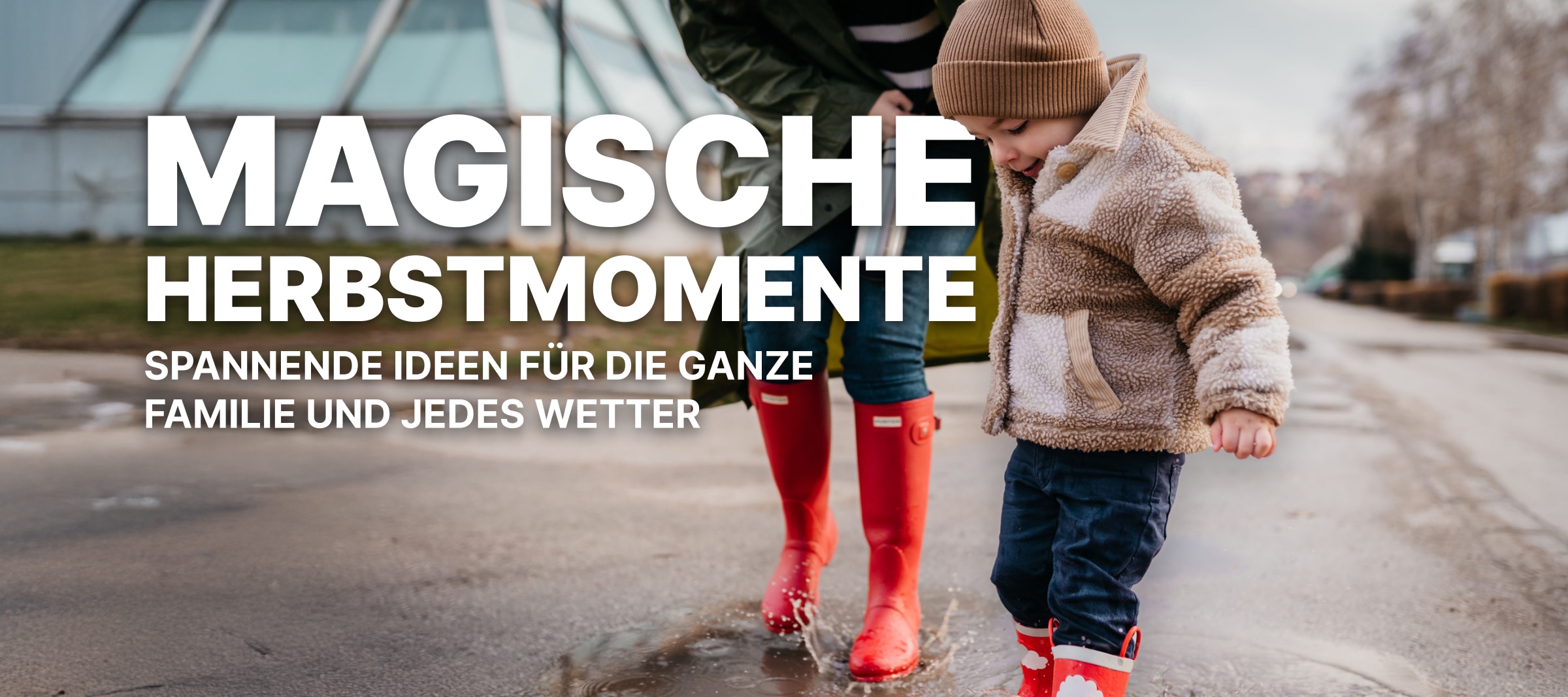 Herbstmomente- Kind spielt in der Pfütze