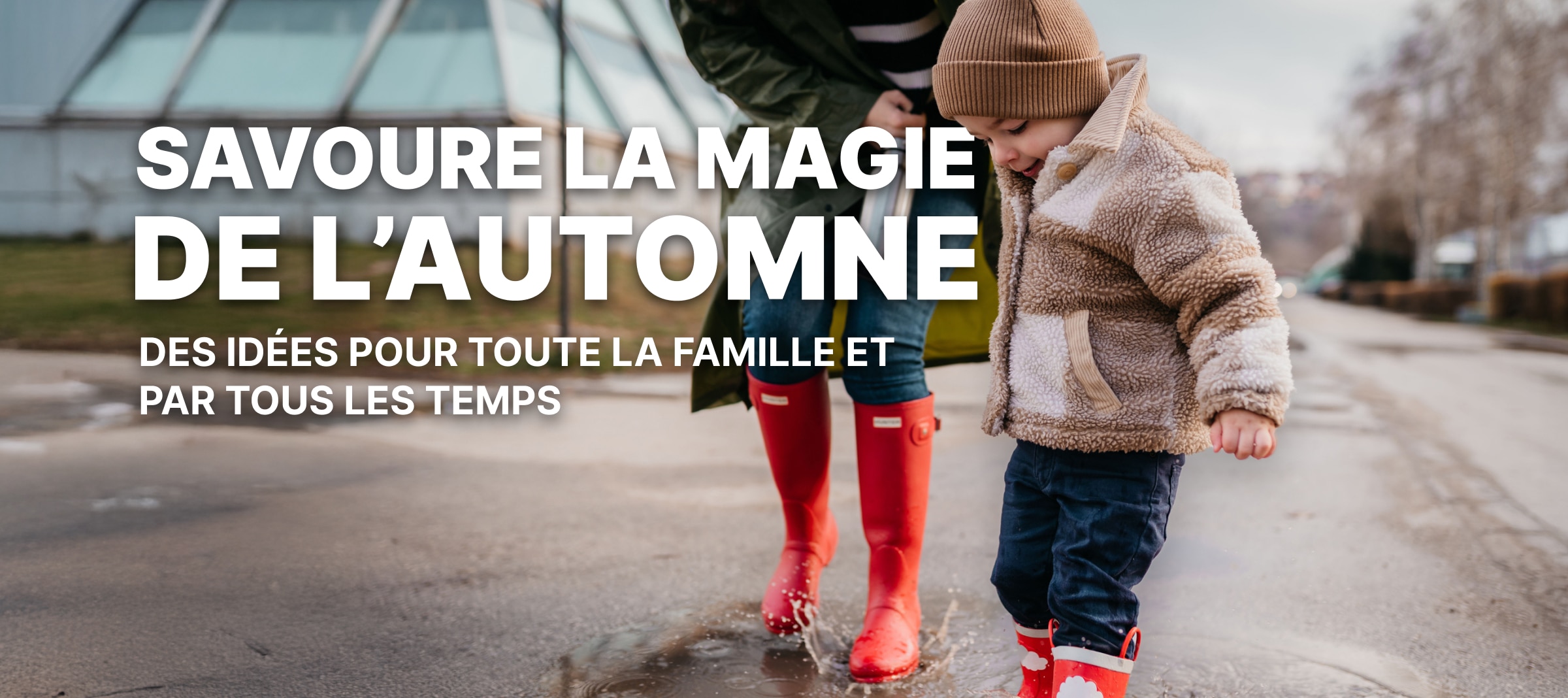 enfant joue dans une flaque d'eau