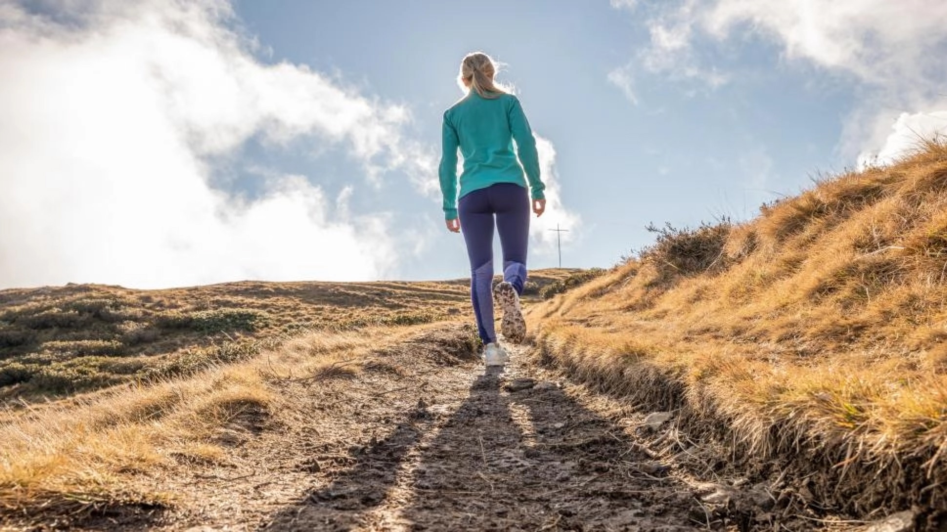 Une femme fait son jogging dans la nature