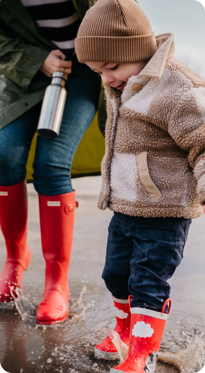 Kind spielt in der Pfütze