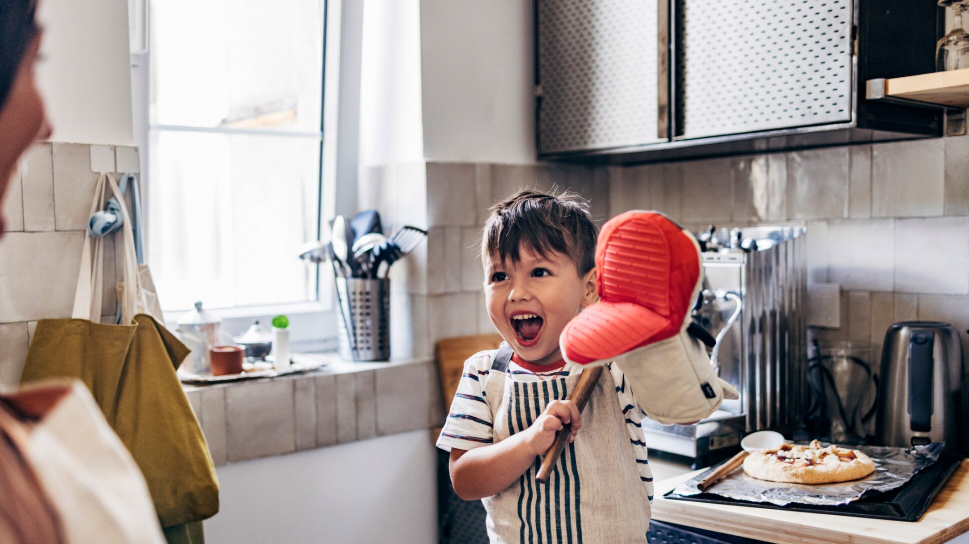Mutter und Kind kochen zusammen