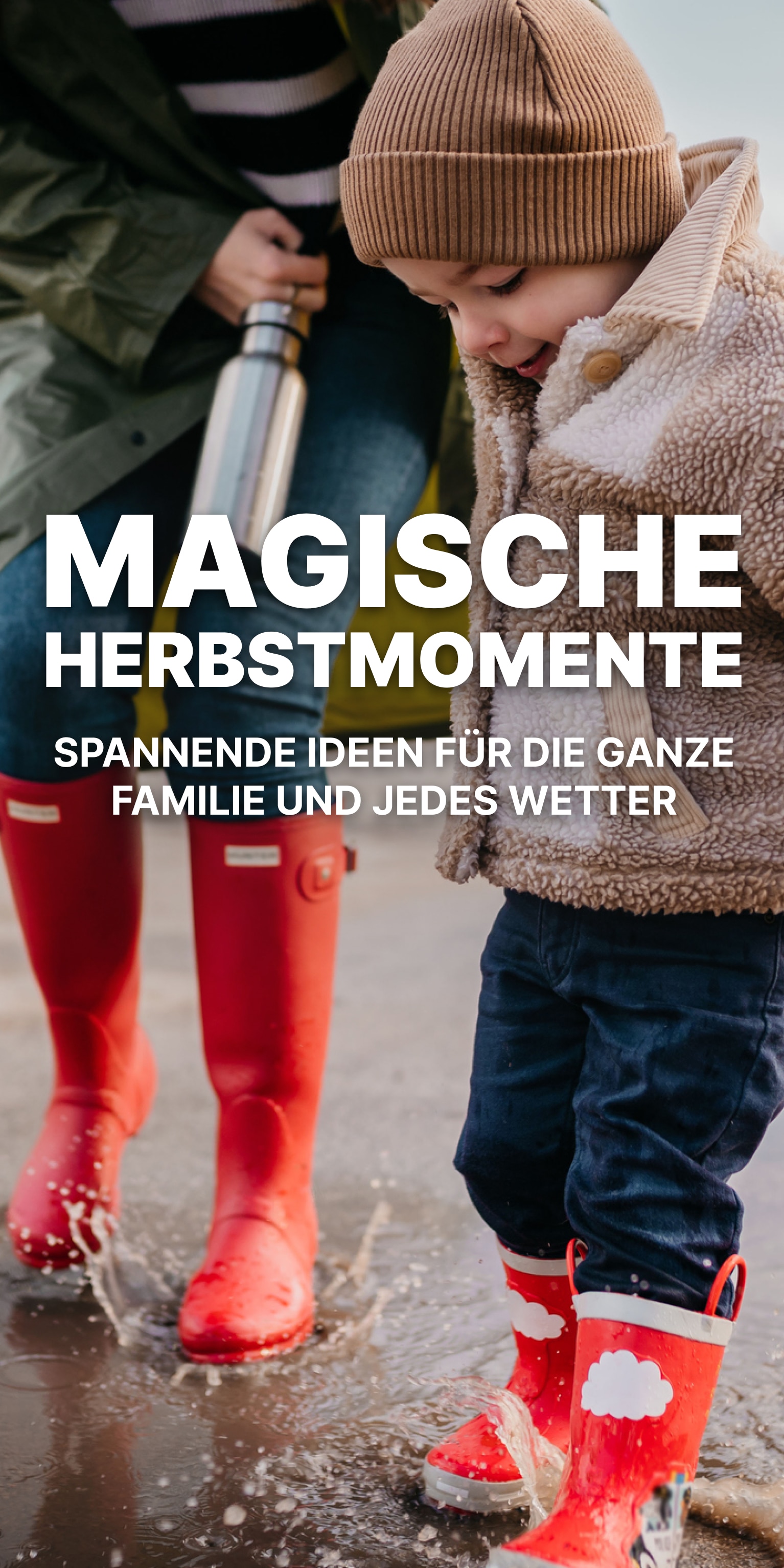 Herbstmomente- Kind spielt in der Pfütze