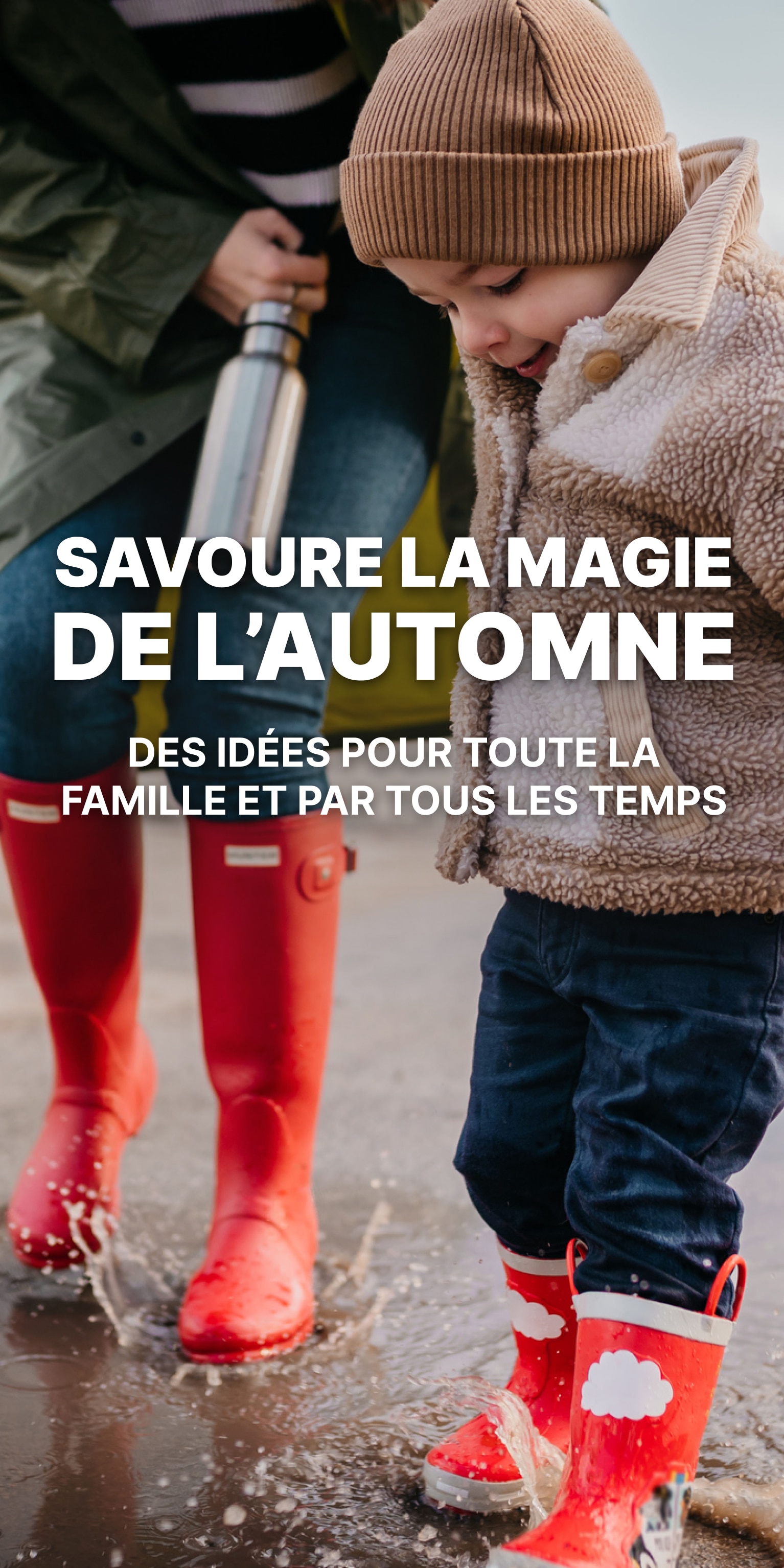 enfant joue dans une flaque d'eau