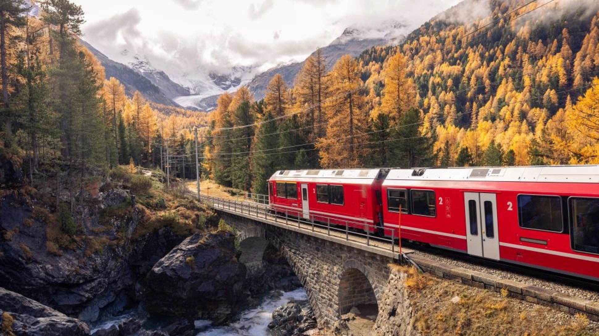 Un train traverse la nature
