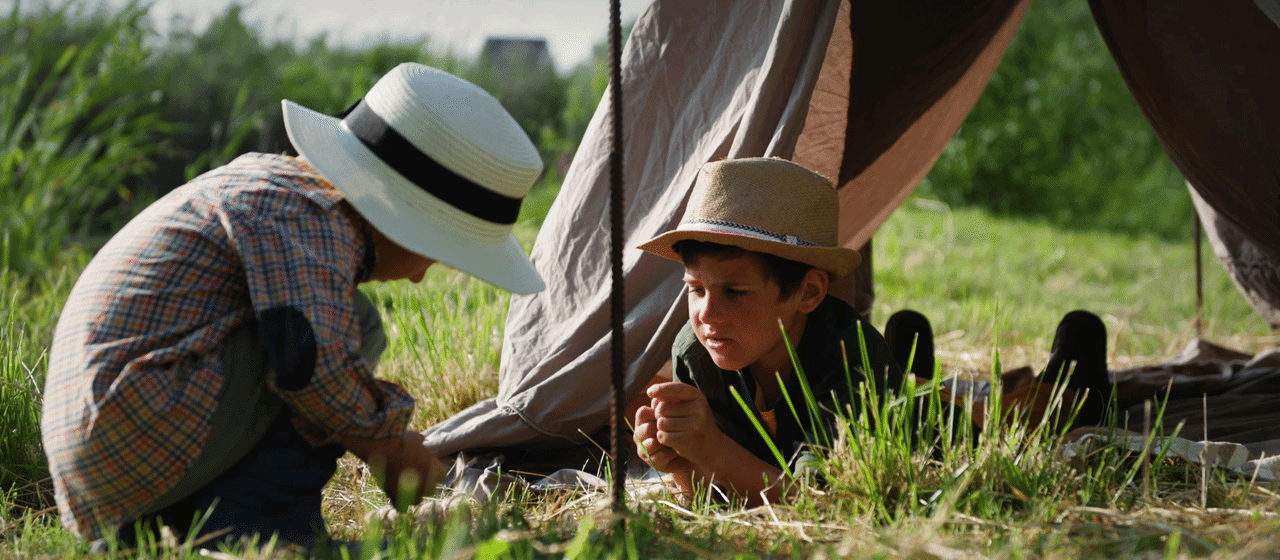 Kinder spielen zusammen