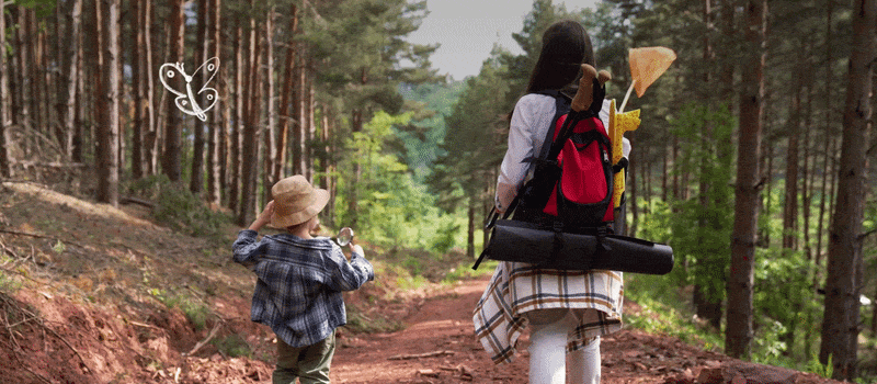 Mutter und Sohn bei einem Waldspaziergang