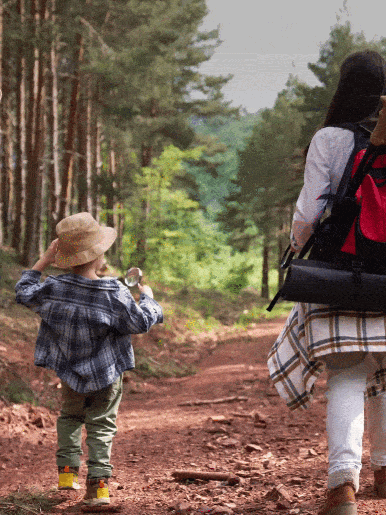Mutter und Sohn bei einem Waldspaziergang