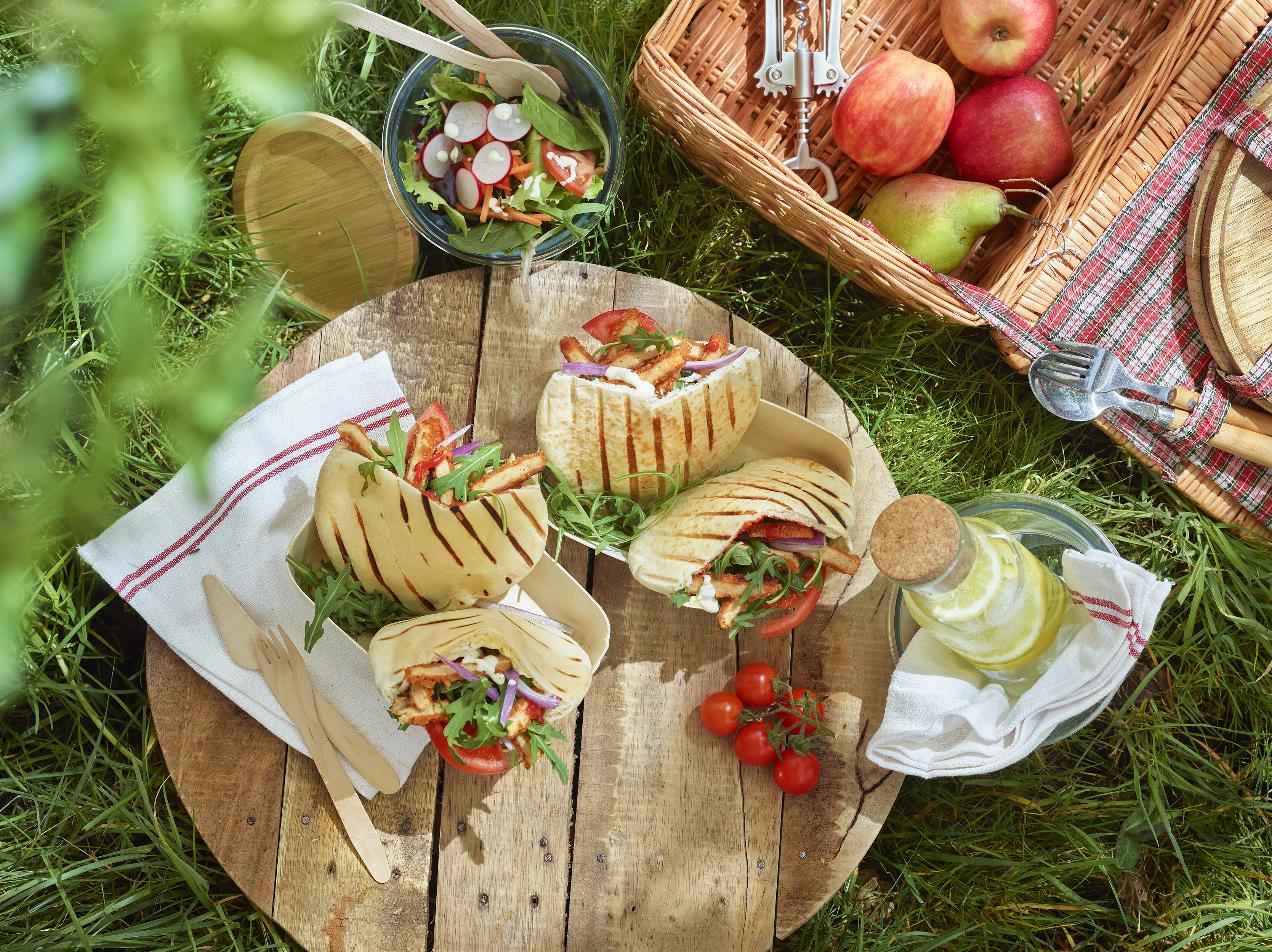 Fladenbrot mit vegetarischem Schnitzel Fladenbrot mit vegetarischem Schnitzel