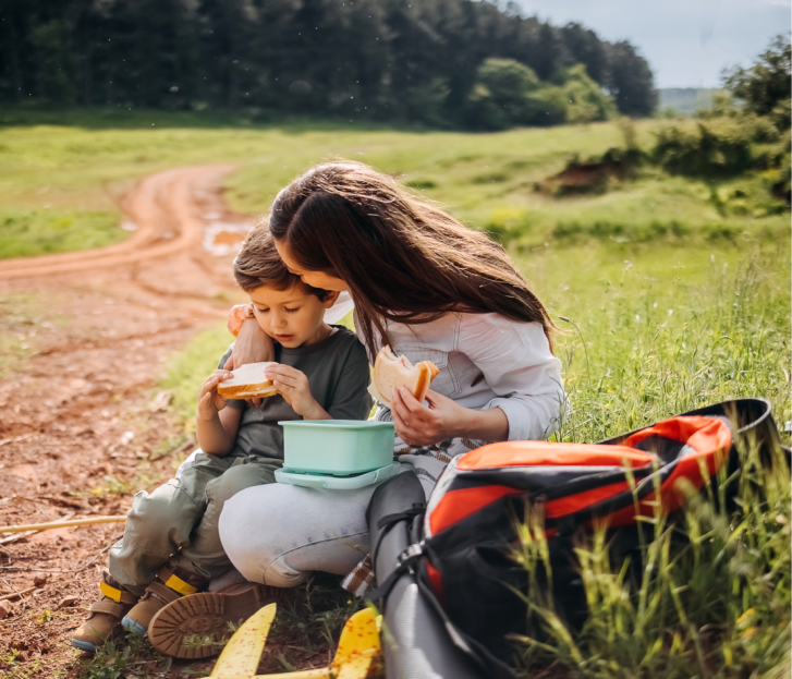 Mama und Sohn haben eine Pause mit Snacks