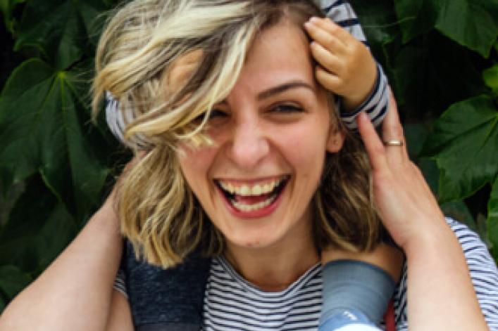 Mutter und Baby machen Grimassen