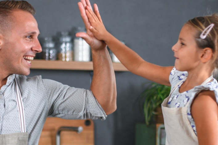 Vater und Tochter high five_card