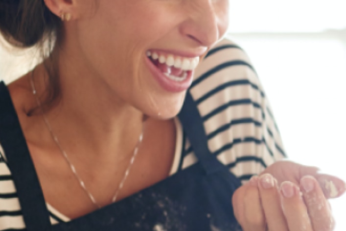 Frau hat spaß beim backen