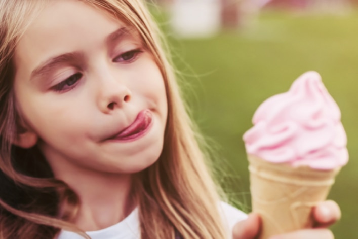 Kind mit Eis in der Hand