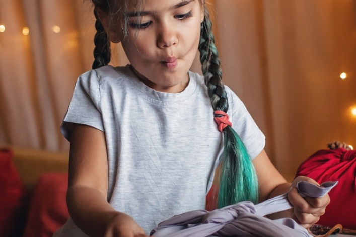 Mädchen packt Geschenke ein 