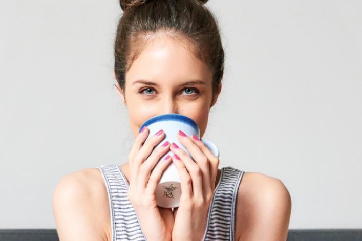 Frau mit Jogurt im Bett