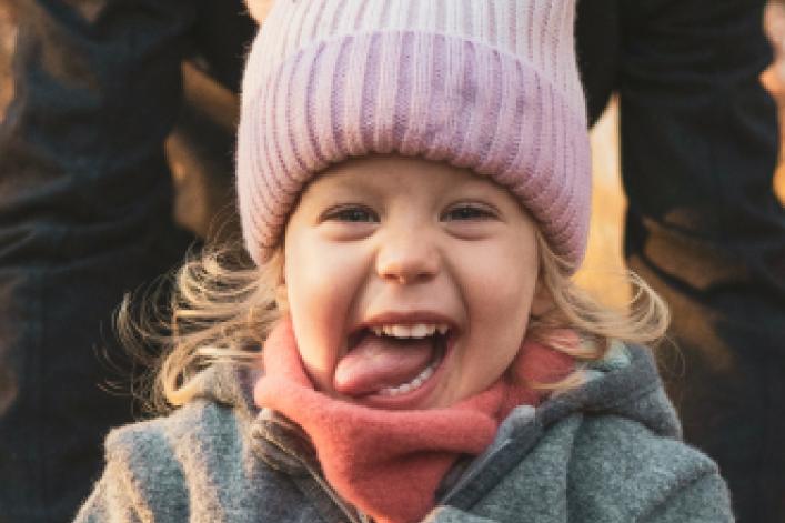 Kind lacht