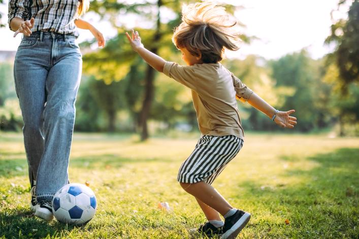 Kind spielt Fußball