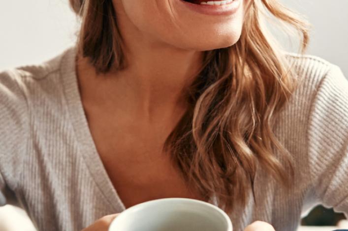 Lächelnde Frau mit Kaffee