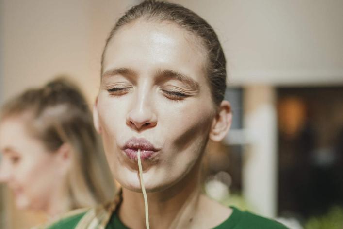 Eine Frau schlürft Spaghetti mit Genuss
