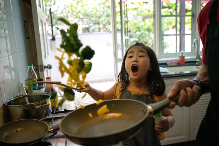 Kind hat spaß in der Küche