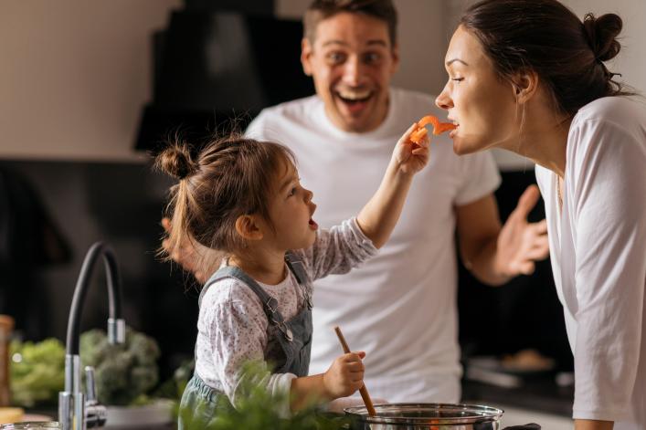 Kind füttert ihre Mama mit einer Paprika