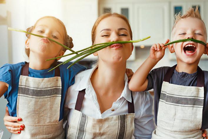 Mutter und Kinder machen quatsch in der Küche 