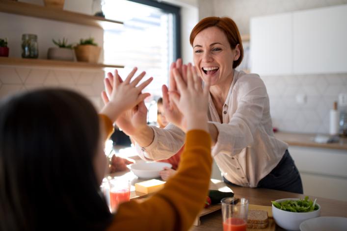 La mère et la fille se tapent dans la main.