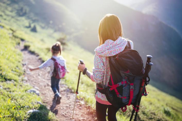 Frau und Kind wandern