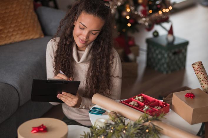 Une femme emballe des cadeaux