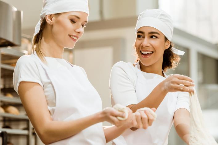 Frauen backen zusammen