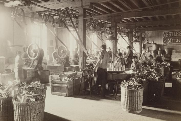 Une vieille photo de travailleurs dans l’usine à lait condensé Nestlé au début du 20e siècle.