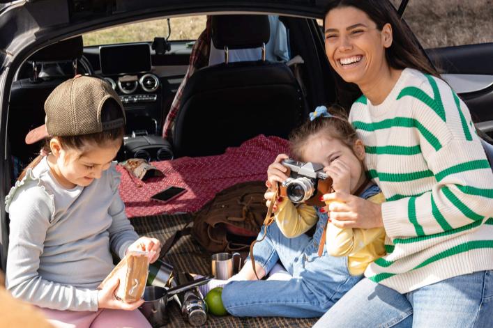 Eine Familie ist gemeinsam auf einer Wanderung unterwegs und geniesst die Zeit in der Natur
