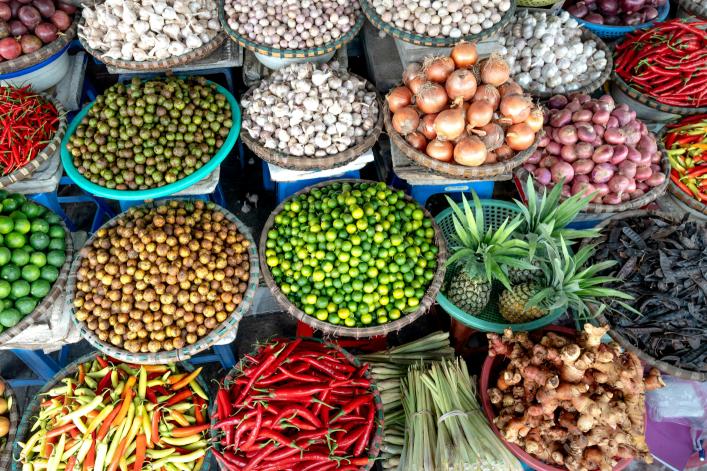 Körbe voll exotischer Früchte