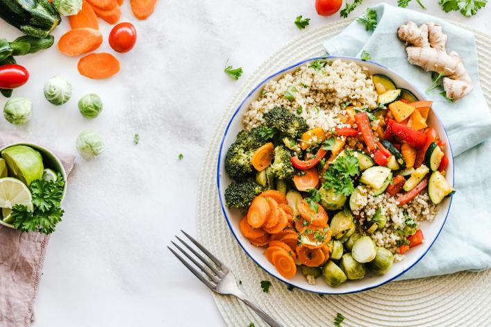 Repas végétarien plein de légumes colorés