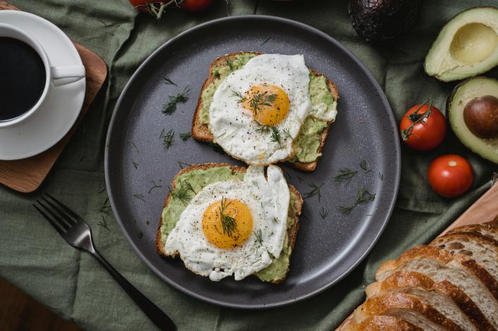 Zwei Brotscheiben mit Ei und Avocado