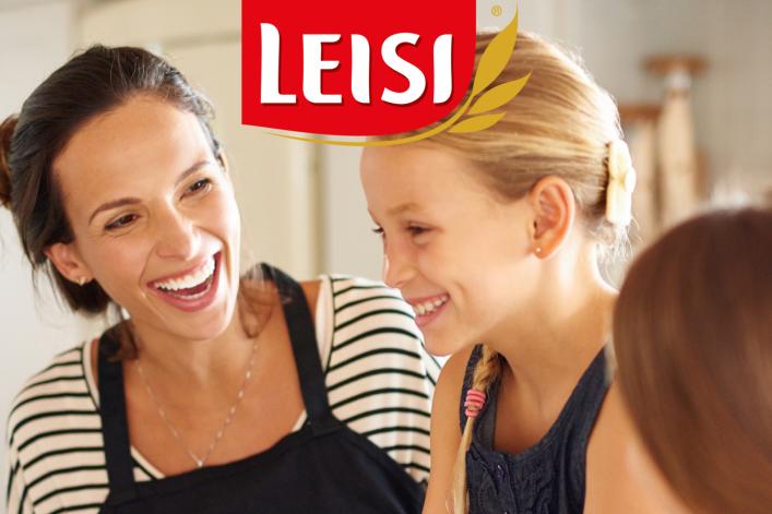 Mutter und Kinder backen in der Küche