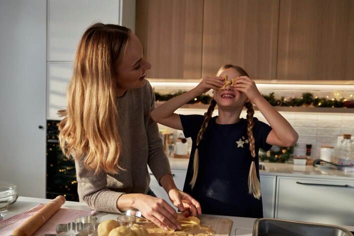 Mutter und Tochter beim Guezli backen 