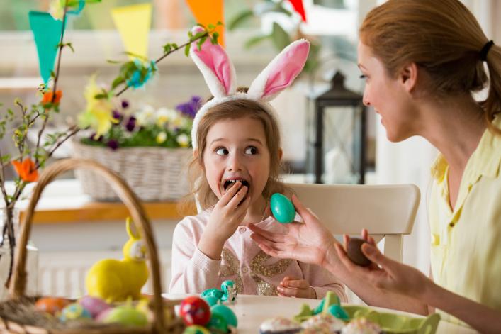 Kind isst Osterei